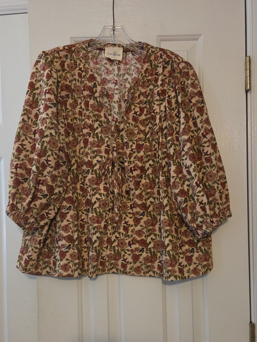 LIKE NEW Umgee Cream Floral Boho Blouse with Rose and Olive Print